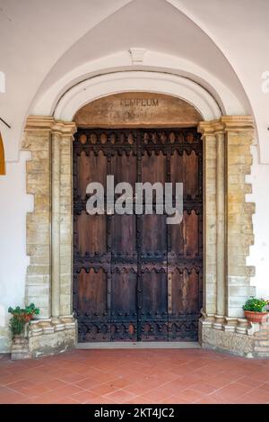 Porta in legno del Santuario del Beato Sante nei pressi di Monbaroccio, piccolo borgo fortificato della provincia di Pesaro e Urbino, nella regione del Mar Foto Stock