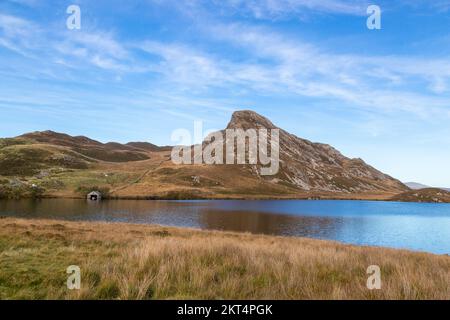 I laghi di Cregennan sono sostenuti dalla cima di Bryn Brith, Snowdonia National Park, Gwynedd, Galles del Nord Foto Stock