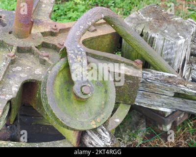 Puleggia in acciaio vecchia e intemperiata in un ambiente agricolo Foto Stock