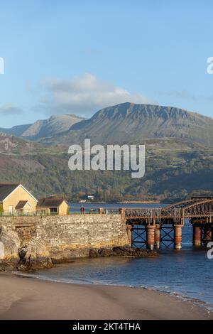 Il ponte a pedaggio di Barmouth attraversa il fiume Afon Mawddach con Cadair Idris sullo sfondo, Barmouth, Gwynedd, Galles, Regno Unito Foto Stock