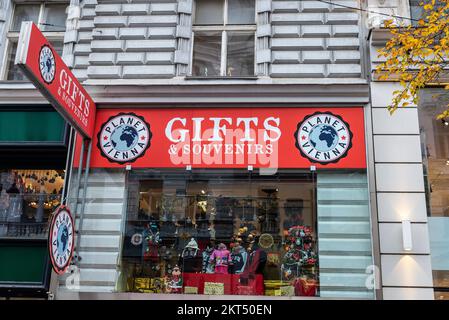 Vienna, Austria - 14 ottobre 2022: Esposizione di un pianeta Vienna, negozio di souvenir in una strada commerciale di Innere Stadt, Vienna, Austria Foto Stock