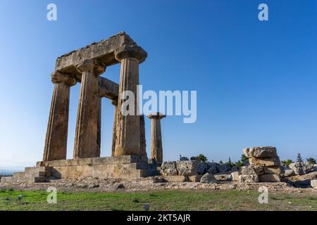 Corinto, Grecia - 8 novembre, 2022: Vista del Tempio di Apollo nell'antica Corinto nel sud della Grecia Foto Stock