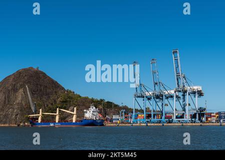 Vitoria, Brasile - 14 agosto 2022: Gru da carico e nave da trasporto al porto della capitale dello stato di Espirito Santo. Foto Stock