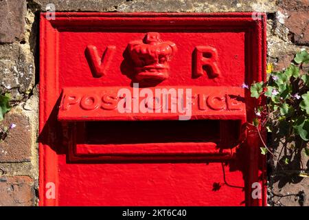 Rye East Sussex Red Post Box in muro con il simbolo VR per la Queen Victoria Post Box Royal Mail Post Box regno unito Rye Sussex Inghilterra UK GB Europa Foto Stock