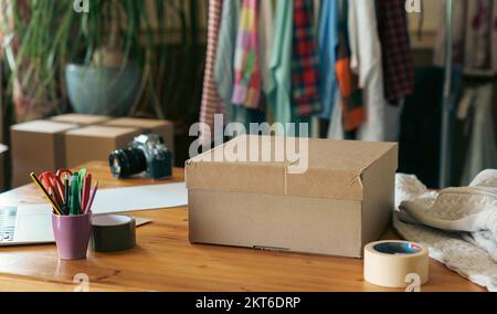 Rivendita o donazione di indumenti usati. Foto Stock