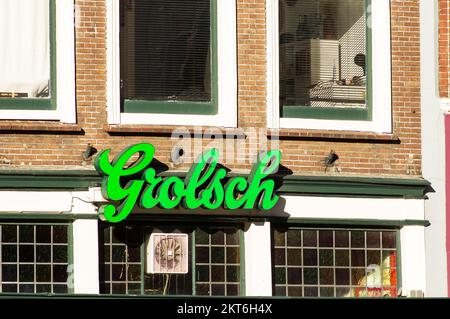 Utrecht, Paesi Bassi - 12 novembre 2022: Il logo verde di Grolsch sulla facciata di un pub Foto Stock