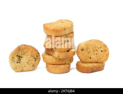 Un mucchio di crostini di pane rotondi con spezie su fondo bianco isolato. Snack Foto Stock