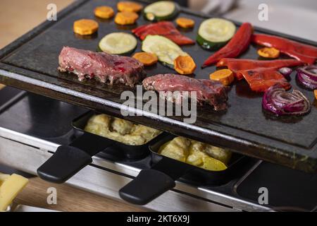 Swiss Raclette con carne e verdure Foto Stock