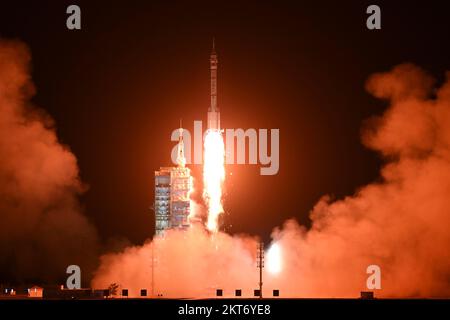 (221129) -- JIUQUAN, 29 novembre 2022 (Xinhua) -- l'astronave Shenzhen-15, in cima al lungo razzo portatore marzo-2F Y15, si spazza via dal Centro di lancio satellitare Jiuquan nella Cina nordoccidentale, 29 novembre 2022. Circa 10 minuti dopo il lancio, Shenzhen-15 si separò dal razzo ed entrò nella sua orbita designata. I membri dell'equipaggio sono in buona forma e il lancio è un successo completo. Il successo del lancio segna il completamento di tutte le 12 missioni di lancio previste nelle fasi chiave di verifica tecnologica e di costruzione della stazione spaziale. (Xinhua/li Gang) Foto Stock