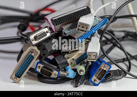 Molti cavi di computer diversi in un primo piano Foto Stock