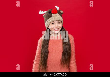 moda invernale per bambino adolescente allegro. teen bambino modello di moda in inverno cappello con patta. bambino teen Foto Stock