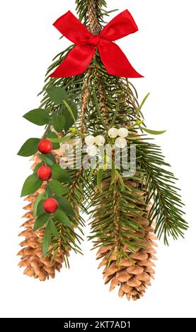 Decorazione natalizia con rametto di abete e coni di pino, vischio e scopa da macelleria isolata su sfondo bianco Foto Stock