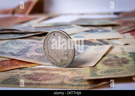 Moneta sovietica con Lenin. Pagamento in rubli. Vendita di rubli. La moneta russa si sta rafforzando in borsa. Foto Stock
