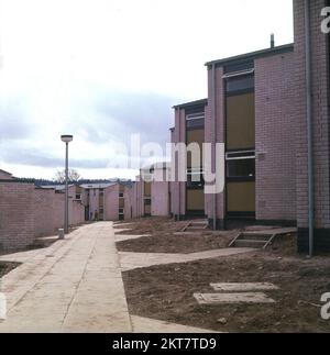 1970s, storico, vista esterna di una tenuta recentemente costruita dell'epoca, che mostra edifici e sentieri, la cosiddetta 'architettura moderna', che combinava mattoni leggeri e pannelli di finestre, Inghilterra, Regno Unito. Foto Stock