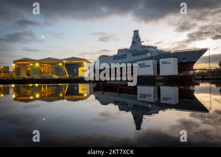 Glasgow, Scozia, Regno Unito. 29th novembre 2022. Vista su HMS Glasgow presso il cantiere navale BAE Systems a Govan sul fiume Clyde. La nave da guerra sottomarina di tipo 26 della Royal Navy viene preparata su una chiatta per il trasporto stasera in acque profonde a Glen Mallan sul Loch Long, dove verrà scaricata. HMS Glasgow tornerà quindi nel cantiere navale BAE di Scotstoun dove sarà completata. Iain Masterton/Alamy Live News Foto Stock