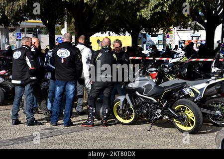 Marsiglia, Francia. 27th Nov 2022. Motociclisti e motociclette sono visti durante la dimostrazione. Su invito della Federazione francese dei ciclisti arrabbiati (FFMC), diverse migliaia di biruota hanno dimostrato in Francia, contro la creazione di un controllo tecnico (CT) per i motocicli. Credit: SOPA Images Limited/Alamy Live News Foto Stock