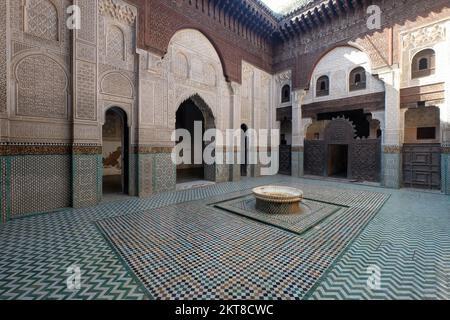 Madrasa Bou Inania Koranschule interno a Meknes, Marocco. Foto Stock