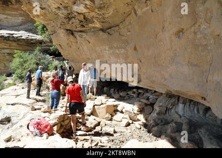 Turisti al sito di arte rupestre prehistic a Qohaito nel sud Eritrea Foto Stock