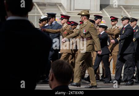 Soldati australiani e altri reggenti che marciano insieme oltre il Cenotaph, Whitehall su Anzac Day Londra UK Foto Stock
