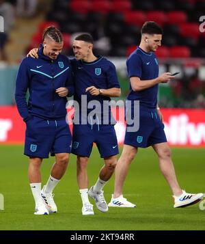 Kalvin Phillips (a sinistra) in Inghilterra con Phil Foden e Declan Rice (a destra) davanti alla partita di Coppa del mondo FIFA di Gruppo B allo stadio Ahmad Bin Ali, al Rayyan, Qatar. Data immagine: Martedì 29 novembre 2022. Foto Stock