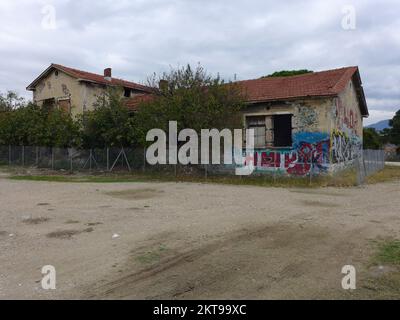 Abbandonati i barrackes di cavalleria prima del WW2 a Kodra, Kalamaria, Salonicco, Grecia Foto Stock