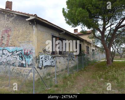 Abbandonati i barrackes di cavalleria prima del WW2 a Kodra, Kalamaria, Salonicco, Grecia Foto Stock