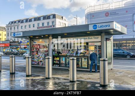 Edicola al King's Cross che vende biglietti per il tour Hop-on Hop-Off in autobus scoperto di Londra. Foto Stock