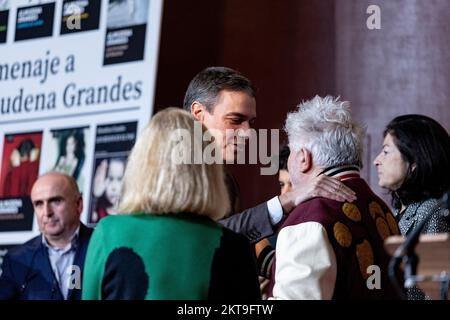 Pedro Sanchez Perez Castejón. Pedro Almodovar Caballero. Presidente del Governo di Spagna e regista in omaggio all'Almudena Grandes. Foto Stock