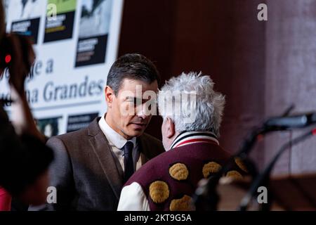 Pedro Sanchez Perez Castejón. Pedro Almodovar Caballero. Presidente del Governo di Spagna e regista in omaggio all'Almudena Grandes. Foto Stock