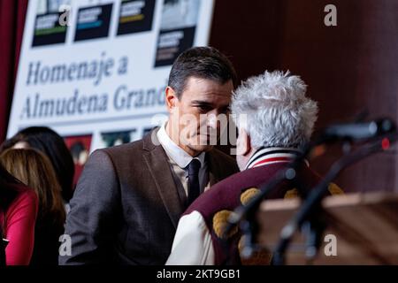 Pedro Sanchez Perez Castejón. Pedro Almodovar Caballero. Presidente del Governo di Spagna e regista in omaggio all'Almudena Grandes. Foto Stock