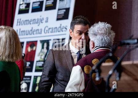 Pedro Sanchez Perez Castejón. Pedro Almodovar Caballero. Presidente del Governo di Spagna e regista in omaggio all'Almudena Grandes. Foto Stock