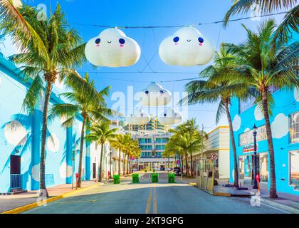 Espanola Way con Clouds Art Installation, Washington Avenue, South Miami Beach, Florida Nord America, USA Foto Stock