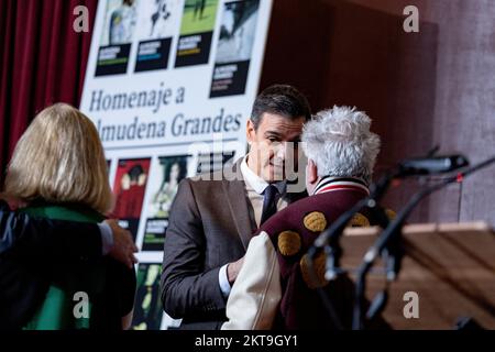 Pedro Sanchez Perez Castejón. Pedro Almodovar Caballero. Presidente del Governo di Spagna e regista in omaggio all'Almudena Grandes. Foto Stock