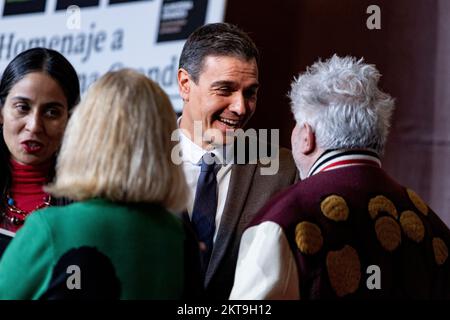 Pedro Sanchez Perez Castejón. Pedro Almodovar Caballero. Presidente del Governo di Spagna e regista in omaggio all'Almudena Grandes. Foto Stock