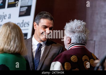 Pedro Sanchez Perez Castejón. Pedro Almodovar Caballero. Presidente del Governo di Spagna e regista in omaggio all'Almudena Grandes. Foto Stock