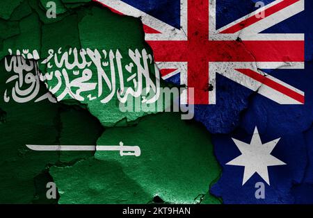 Bandiere dell'Arabia Saudita e dell'Australia dipinte su pareti incrinate Foto Stock