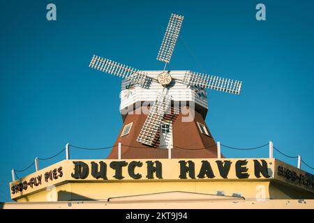 Dutch Haven Shoo-Fly Pie Bakery vintage segno e mulino a vento, Ronks, Pennsylvania Foto Stock