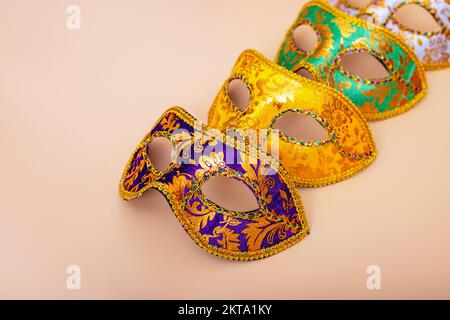 Maschere di Carnevale su sfondo a colori. Concetto di celebrazione Purim. Carnevale Foto Stock