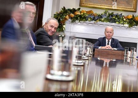 Il Presidente degli Stati Uniti Joe Biden incontra i leader del Congresso nella Roosevelt Room della Casa Bianca di Washington il 29 novembre 2022. Nella foto da sinistra a destra: Il leader della minoranza della Camera DEGLI STATI UNITI Kevin McCarthy (repubblicano della California), il leader della maggioranza del Senato americano Chuck Schumer (democratico di New York) e il presidente Biden. Credito: Yuri Gripas/piscina via CNP Foto Stock