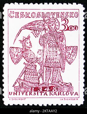 MOSCA, RUSSIA - 29 OTTOBRE 2022: Francobollo stampato in Cecoslovacchia mostra Karel IV a sv.Vaclav, 600th ° anniversario della fondazione di Carlo un Foto Stock