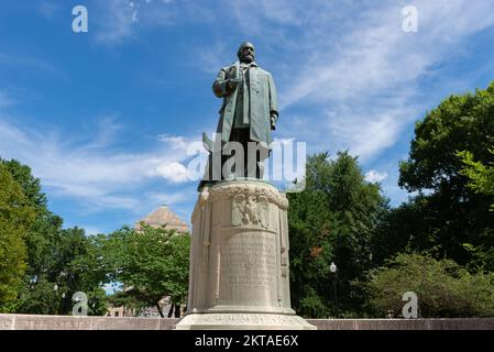 Indianapolis, Indiana - Stati Uniti - 29th luglio 2022: La statua del Benjamin Harrison Memorial, scolpita da Charles Henry Niehaus nel 1908, nel centro città Foto Stock