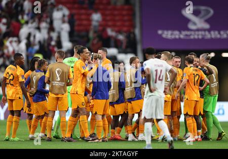 Al Khor, Qatar. 29th Nov 2022. I giocatori dei Paesi Bassi festeggiano dopo il gruppo Una partita tra i Paesi Bassi e il Qatar alla Coppa del mondo FIFA 2022 allo stadio al Bayt di al Khor, in Qatar, il 29 novembre 2022. Credit: Xu Zijian/Xinhua/Alamy Live News Foto Stock