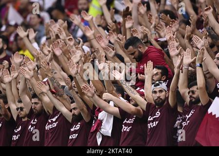 Foto Fabio Ferrari/LaPresse 29 Novembre 2022 Doha, Qatar - Sport - Calcio - Qatar 2022 - Coppa del mondo FIFA - Olana vs Qatar - Gruppo A - Fase a Gironi - Stadio al Bayt nella foto: Tifosi Qatar 29 novembre 2022 Doha, Qatar - sport - Calcio - Qatar 2022- Coppa del mondo FIFA - Paesi Bassi vs Qatar - Gruppo A - stage di gruppo - Stadio al Bayt in foto: Tifosi Qatar/ PRESSINPHOTO Foto Stock