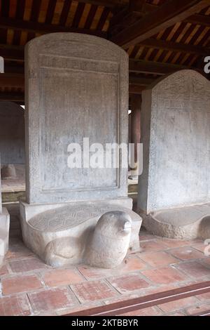 Stele di pietra nel Tempio della Letteratura Quoc tu Giam Hanoi Vietnam Foto Stock