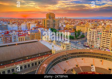 Strade, piazze ed edifici storici nella città vecchia di Valencia, Spagna Foto Stock