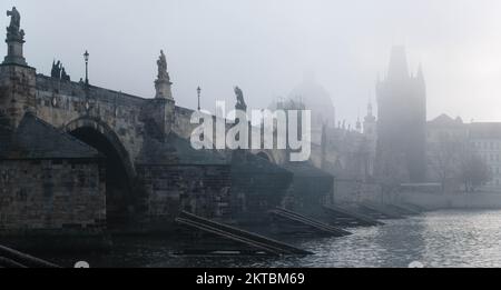 Mattina presto nebbia sul ponte Carlo Praga, repubblica Ceca Foto Stock