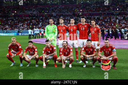 Al Rayyan, Qatar, 29th novembre 2022. Team gallese in fila da sinistra: Danny Ward, Joe Rodon, Chris Mepham, Kiefer Moore, Ethan Ampadu, Frontalmente: Aaron Ramsey, Daniel James, Neco Williams, Joe Allen, ben Davies e Gareth Bale del Galles durante la partita della Coppa del mondo FIFA 2022 allo stadio Ahmad bin Ali, al Rayyan. Il credito di foto dovrebbe essere: David Klein / Sportimage Foto Stock