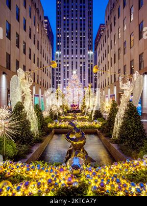 Rockefeller Center con Christmas Tree and Angels, Manhatten, New York City, New York, USA Foto Stock