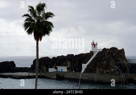 piccolo faro a camara de lobos sull'isola di madeira Foto Stock