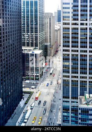 Vista della 6th Avenue verso radio City, Manhatten, New York City, New York, USA Foto Stock